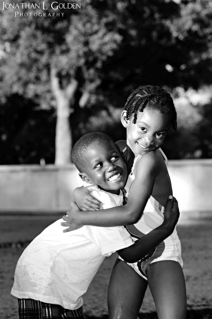herman-park-family-portrait-cousins-hugging herman-park-family-portrait-cousins-hugging